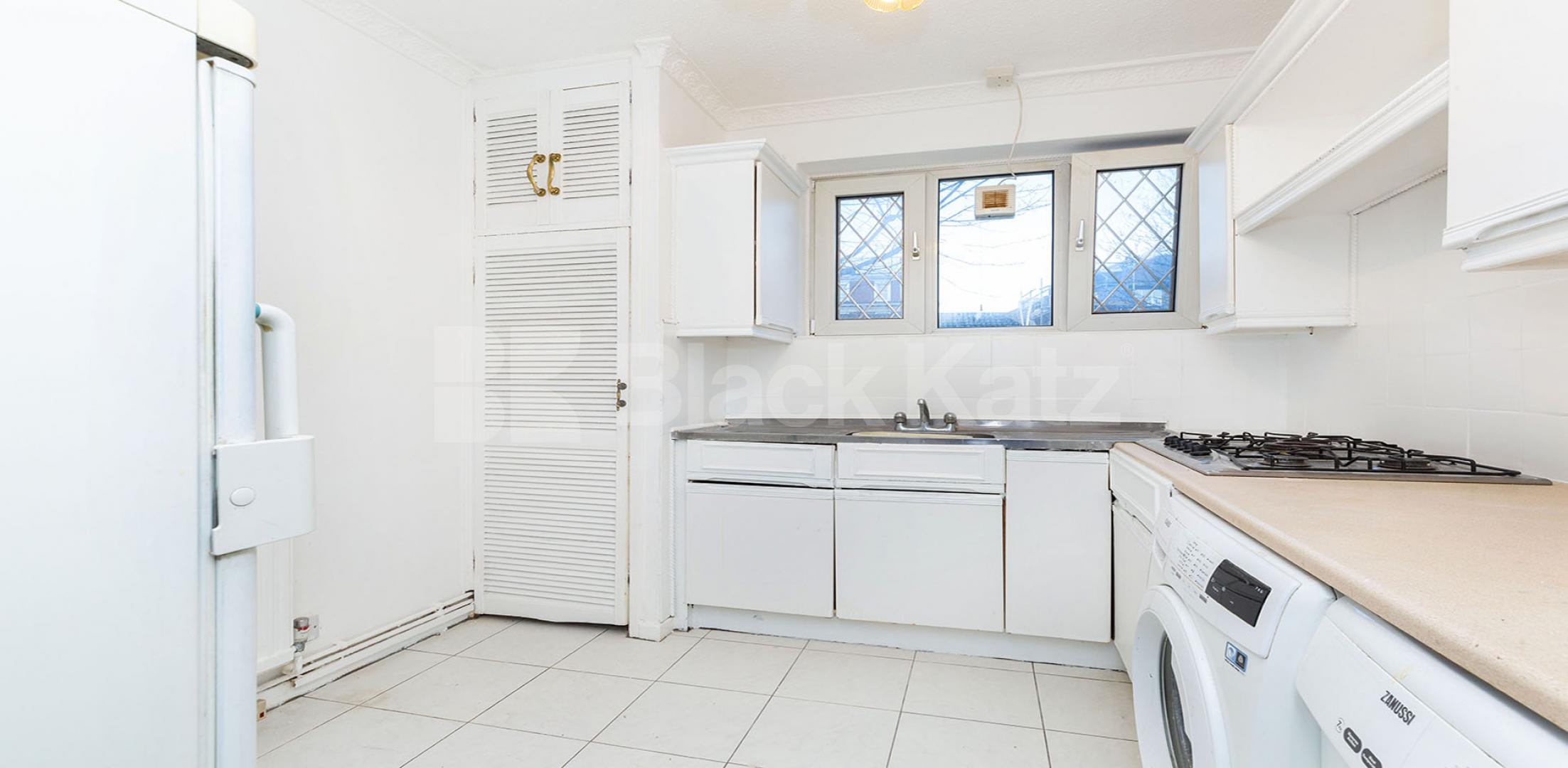 			PICTURES TO FOLLOW!, 3 Bedroom, 1 bath, 1 reception Flat			 Lindley Street, WHITECHAPEL E1